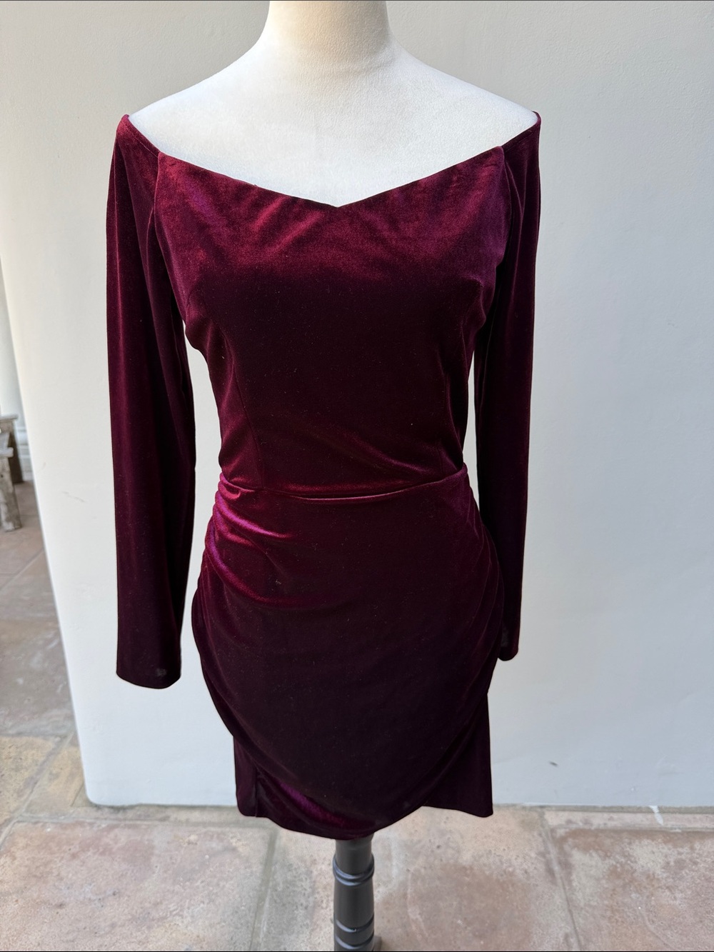AQUA Burgundy Velvet Off-Shoulder V-Neck Long Sleeve Bodycon Mini Dress Large